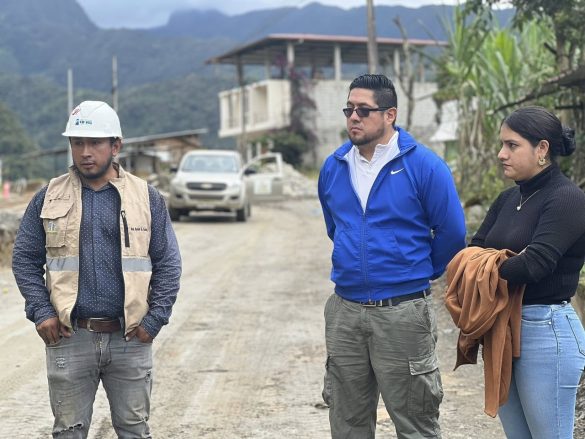 Regeneración urbana en Yacuambi avanza con éxito bajo la supervisión del alcalde Luis Seas.