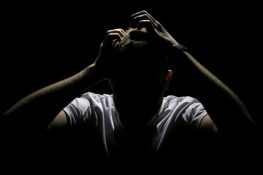 Sentenciado a la pena máxima agravada por violar a su hijastra, una segunda condena por el mismo delito.