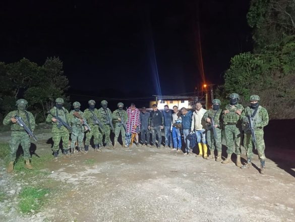 Ejército Ecuatoriano rescata a ciudadanos en la frontera de Ecuador – Perú sector de Chinapintza tras enfrentamiento
