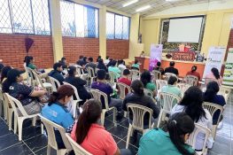 Paquisha impulsa la conciencia social con cine foro comunitario