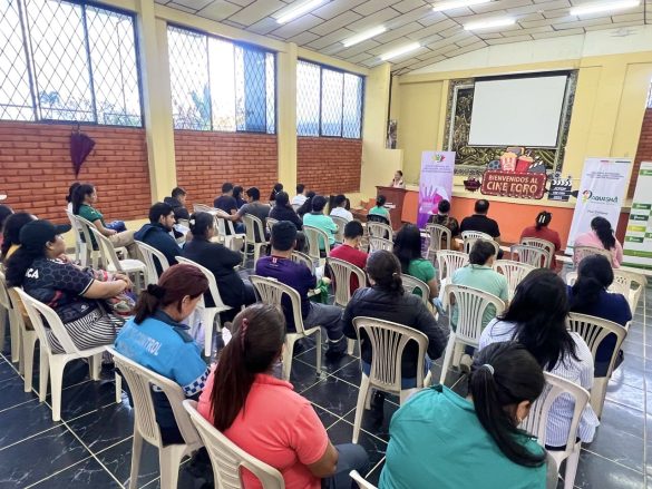 Paquisha impulsa la conciencia social con cine foro comunitario