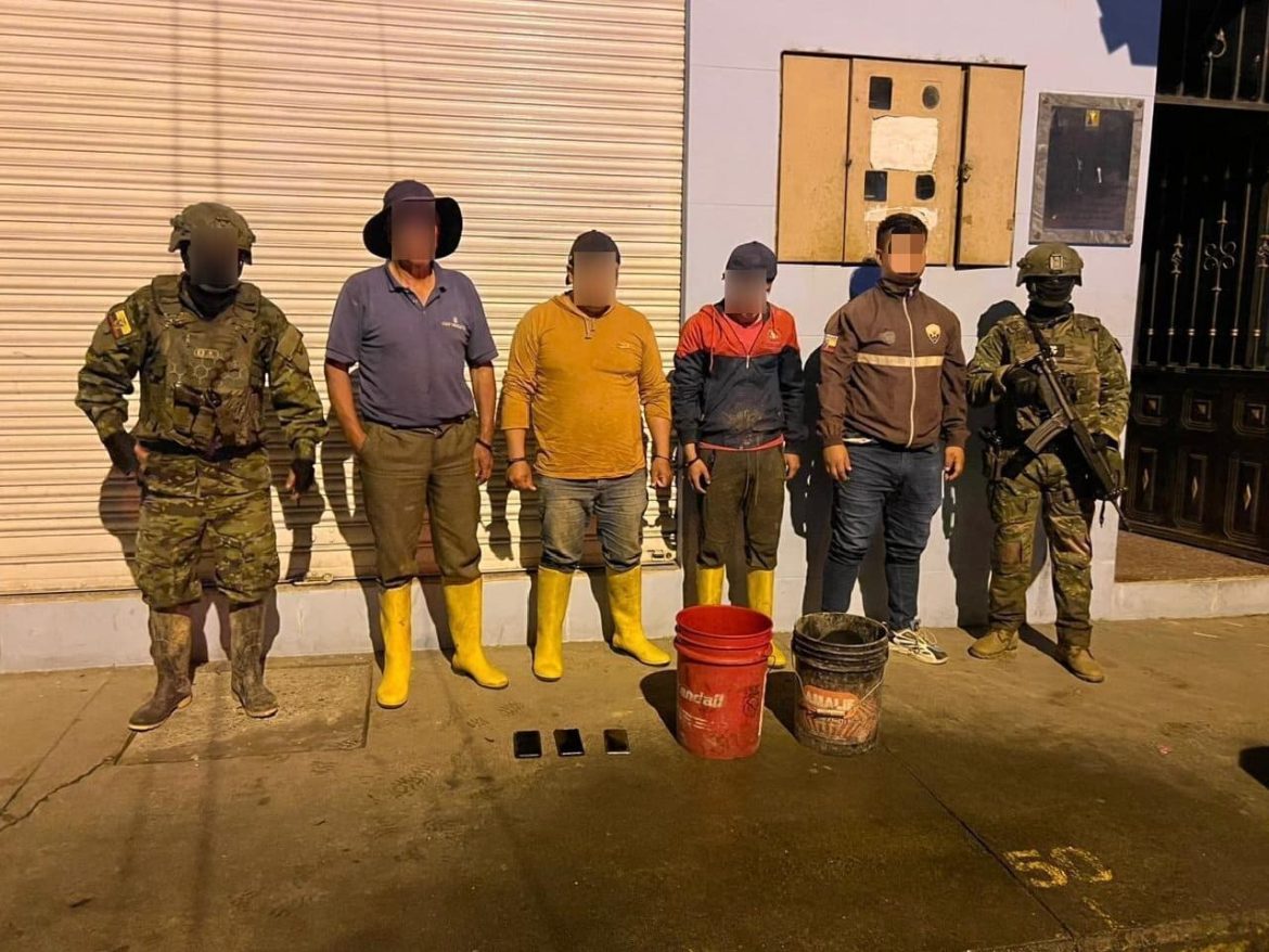 Tres aprehendidos durante operación contra la minería ilegal en Gualaquiza