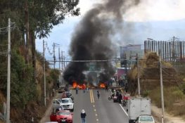 Tensión en Imbabura: Gobierno inicia despeje de vías mientras comunidades indígenas ratifican que el paro continúa