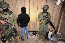 Operativo militar en Yantzaza: Decomisan fusil AR-15 y municiones en la parroquia Chicaña