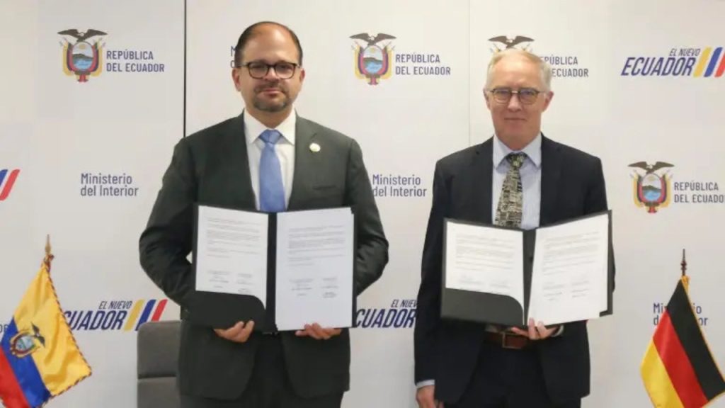 El ministro del Interior, John Reimberg, posa junto al embajador de Alemania en Ecuador, Jens Peter Lütkenherm./ MasharosNews