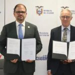 El ministro del Interior, John Reimberg, posa junto al embajador de Alemania en Ecuador, Jens Peter Lütkenherm./ MasharosNews